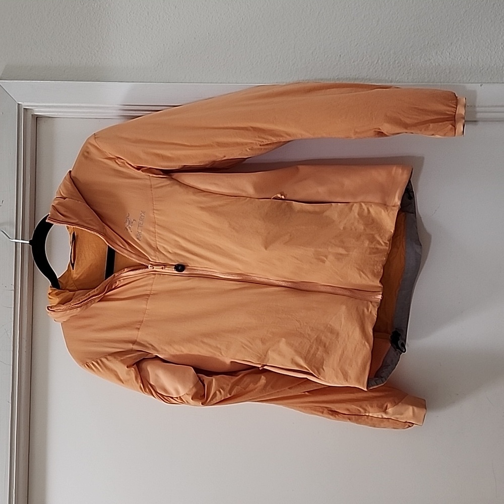 COPY - Arc'teryx Atom Hoody Jacket Size Medium in Peach.